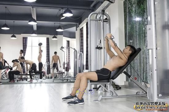 長腿、翹臀的完美身材美女哪裏多集中？除了春熙路，可能也就是四川西南航空職業學院健身房了。近日，該校一組美女健身房性感照片走紅網絡，時尚炫酷高大上的健身房加長腿翹臀完美身材的俏空姐，讓網友觀後直呼：“看美女不用去春熙路被暴曬了，到西航健身房吹著空調撩師妹去。”