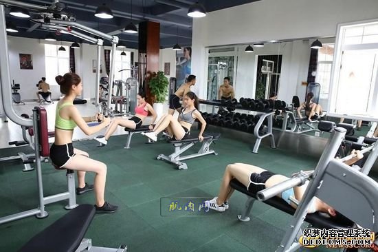 長腿、翹臀的完美身材美女哪裏多集中？除了春熙路，可能也就是四川西南航空職業學院健身房了。近日，該校一組美女健身房性感照片走紅網絡，時尚炫酷高大上的健身房加長腿翹臀完美身材的俏空姐，讓網友觀後直呼：“看美女不用去春熙路被暴曬了，到西航健身房吹著空調撩師妹去。”