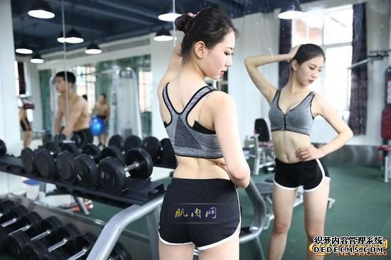 長腿、翹臀的完美身材美女哪裏多集中？除了春熙路，可能也就是四川西南航空職業學院健身房了。近日，該校一組美女健身房性感照片走紅網絡，時尚炫酷高大上的健身房加長腿翹臀完美身材的俏空姐，讓網友觀後直呼：“看美女不用去春熙路被暴曬了，到西航健身房吹著空調撩師妹去。”