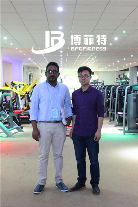 阿聯酋客戶來中國廣州妖精视频污网站健身器材有限公司購買健身器材