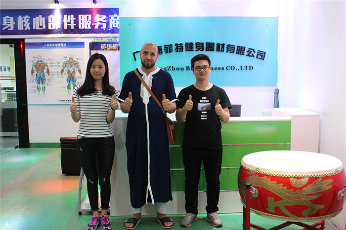 阿爾及利亞客戶來中國廣州妖精视频污网站健身器材有限公司為他們的健身房采購妖精视频污下载