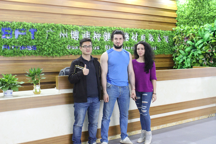俄羅斯客戶來廣州妖精视频污网站健身器材有限公司采購健身器械