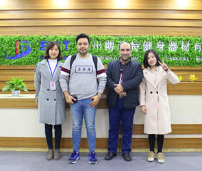 伊朗客戶來中國采購妖精视频污网站健身房器材