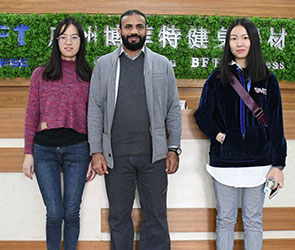 沙特客戶來中國采購妖精视频污网站商用健身器械